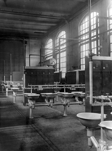 222777 Interieur van de Centrale Werkplaats van de N.S. te Utrecht: was- en badinrichting.